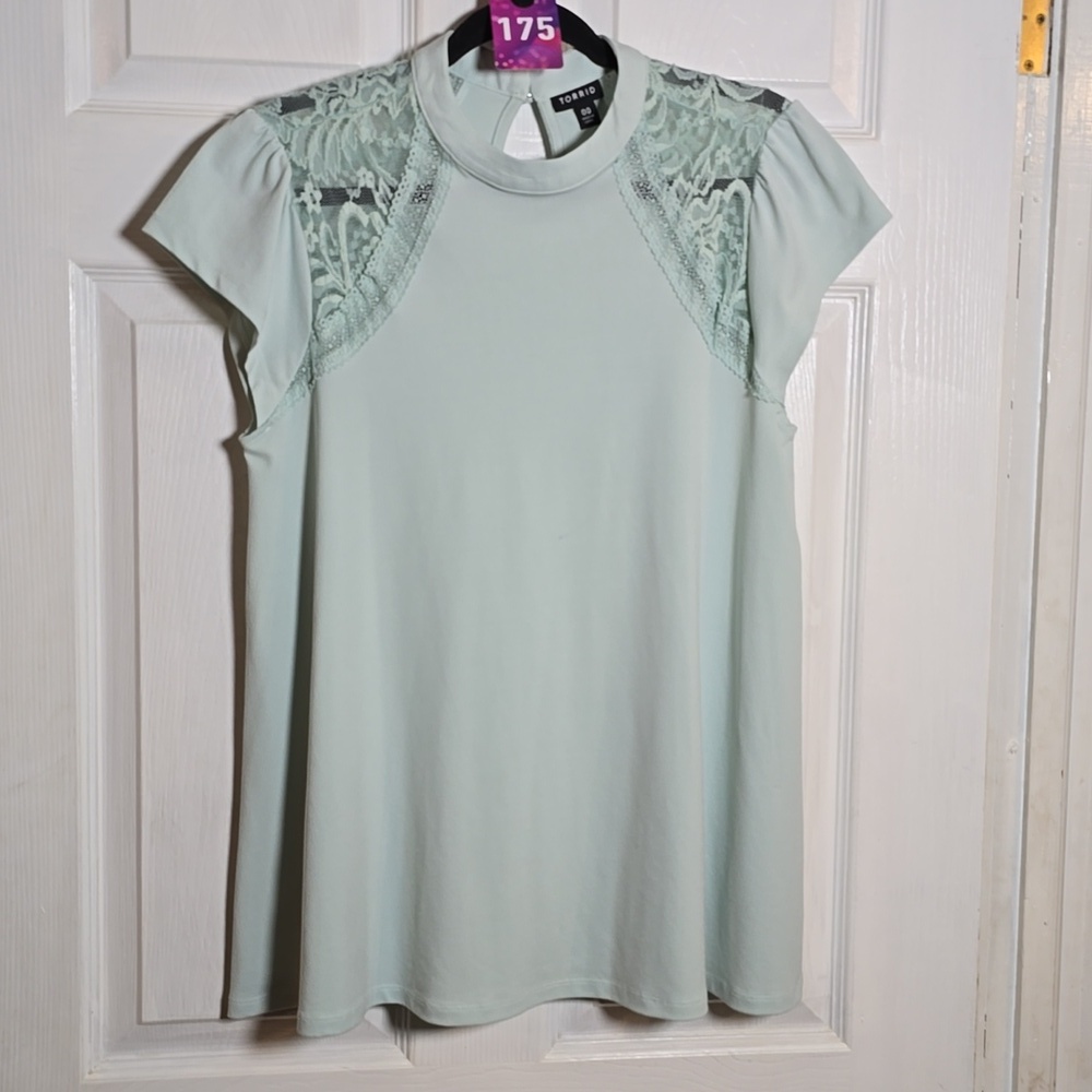 175 Torrid 00 M/L Medium Large Mint Lace Accent Blouse - Picture 3 of 7